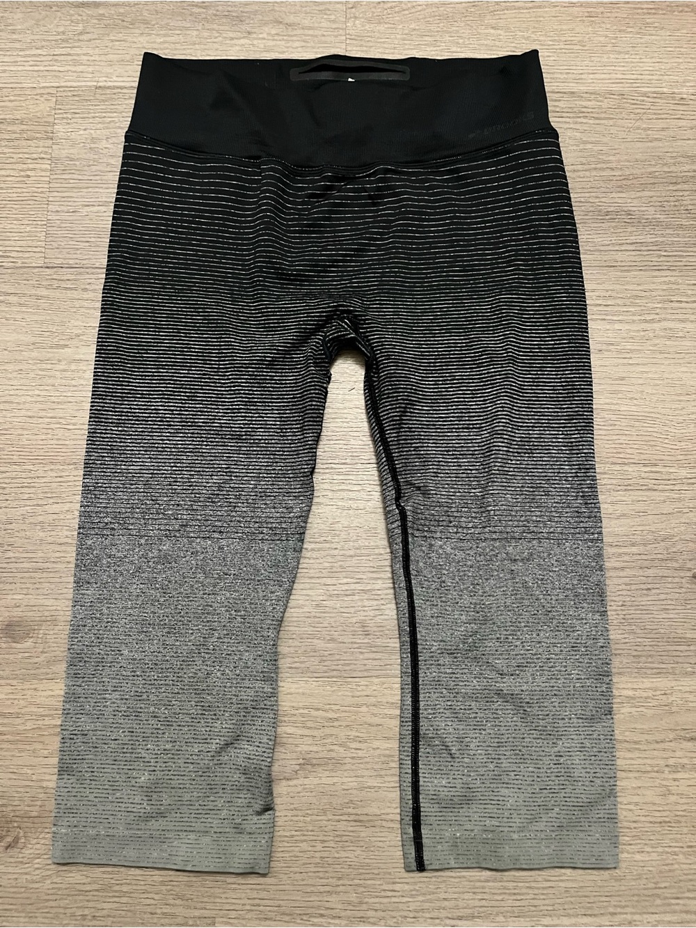 Brooks Black to Gray Gradient Ombré Performance Capri Leggings Size Large